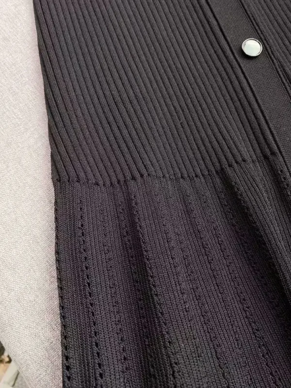 2025 Primavera Estate Nuova Moda Perle Colletto rovesciato Abito in maglia Donna Elegante Scava fuori Elastico Sottile Manica corta Midi Robe 3