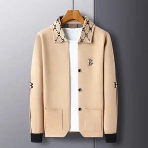 Cardigan lavorato a maglia da uomo di qualità di lusso Tasca con lettera ricamata Cappotto a maniche lunghe con risvolto invernale Versatile tendenza della moda Top da uomo 1