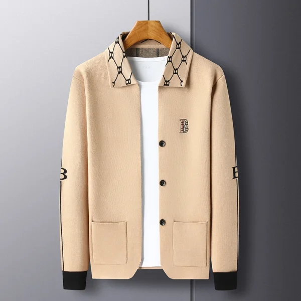 Cardigan lavorato a maglia da uomo di qualità di lusso Tasca con lettera ricamata Cappotto a maniche lunghe con risvolto invernale Versatile tendenza della moda Top da uomo 1