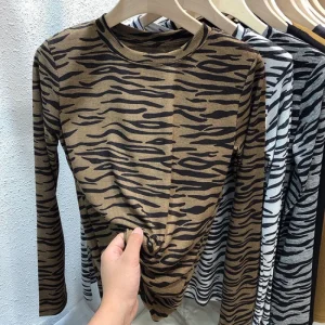 T-shirt a maniche lunghe con scollo tondo per abiti autunnali da donna Nuova camicia con base in filo Top coreano versatile 1