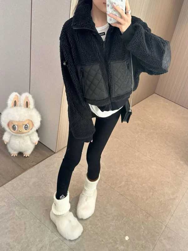 Cappotti firmati, giacche da yoga, cappotti di lana e cashmere, colletti rialzati, gilet stile camicia, maglioni a maniche lunghe. 5