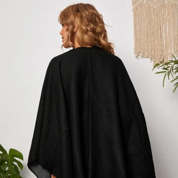 Uno scialle da donna uno scialle tinta unita, casual ed elegante indossato da una socialite per stare al caldo durante i viaggi invernali 2