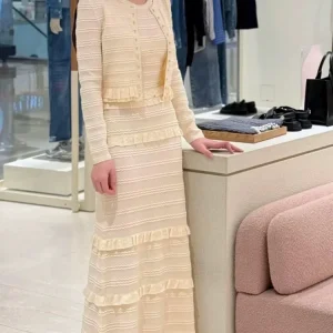 Abito longuette sottile con scollo a barchetta in maglia senza maniche da donna con volant o maglione cardigan monopetto a maniche lunghe 1