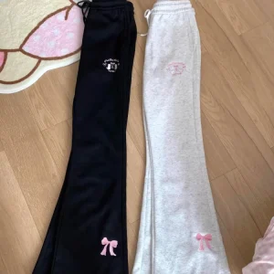Pantaloni svasati giapponesi da donna a vita alta moda Pantalon femminile Y2k simpatico gatto farfalla ricamo pantaloni slim fit nuovi fondi 1