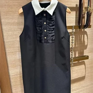 2025 Autunno Nuove donne Colletto di colore a contrasto Abito senza maniche Bottone semi aperto Piega Design Donna Temperamento nero Abito corto 1